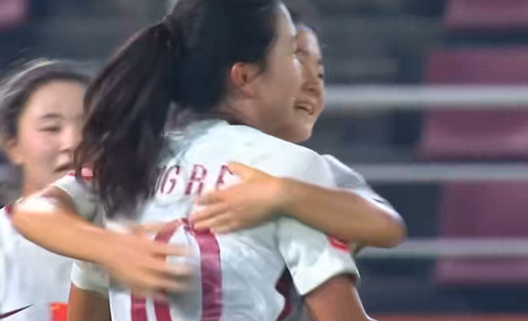 bti体育-超级巨大失误！泰国门将黄油手，肖亚飞远射破门，U20女足领先